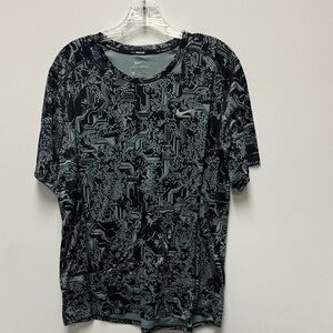 Nike Men's Black and Gray Circuit Pattern Tee